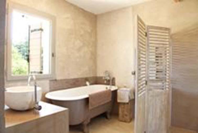 Illustratie25: badkamer met kleipleister – Bron: deco.journaldesfemmes.com