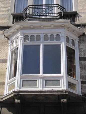 Figure 66 : Pose d’un survitrage sur les vitraux situés en allège du bow-window, photo : ceraa asbl.