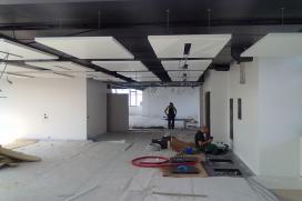 De thermische massa van het plafond is toegankelijk doordat de verlaagde plafonds slechts gedeeltelijk aanwezig zijn
