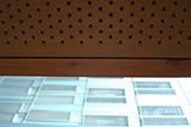 De plafonds zijn niet afgewerkt, om een goede thermische inertie te verzekeren. Met geperforeerd hout beklede isolatiepanelen absorberen het geluid