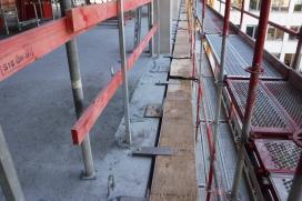Detail van de bevestiging van de prefabelementen aan de betonstructuur