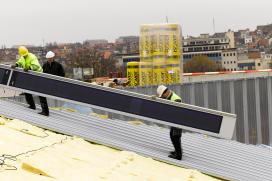 Installatie van een BIPV dakbekleding met staande naden