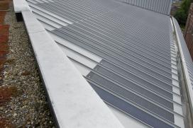 Installation d’une couverture de toiture BIPV avec joints debout