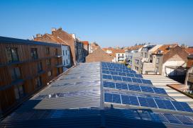 Fotovoltaïsche panelen op draagstructuur, bevestigd aan de gebouwstructuur