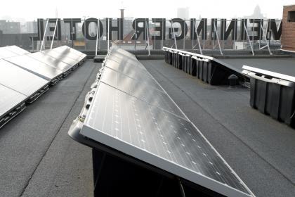 Fotovoltaïsche panelen op console op een plat dak