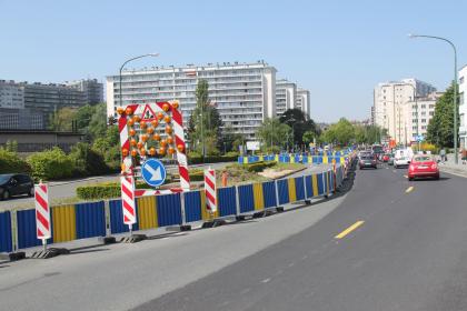 Barrières en signalisatie voor omleidingen voor auto's op de rijweg